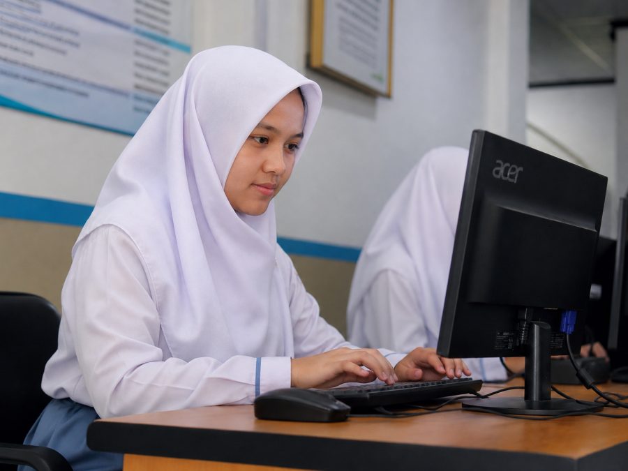 Siswi SMK Amaliyah Tanjung Tiga